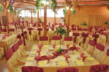 Cât costă să faci Revelionul la restaurant sau hotel